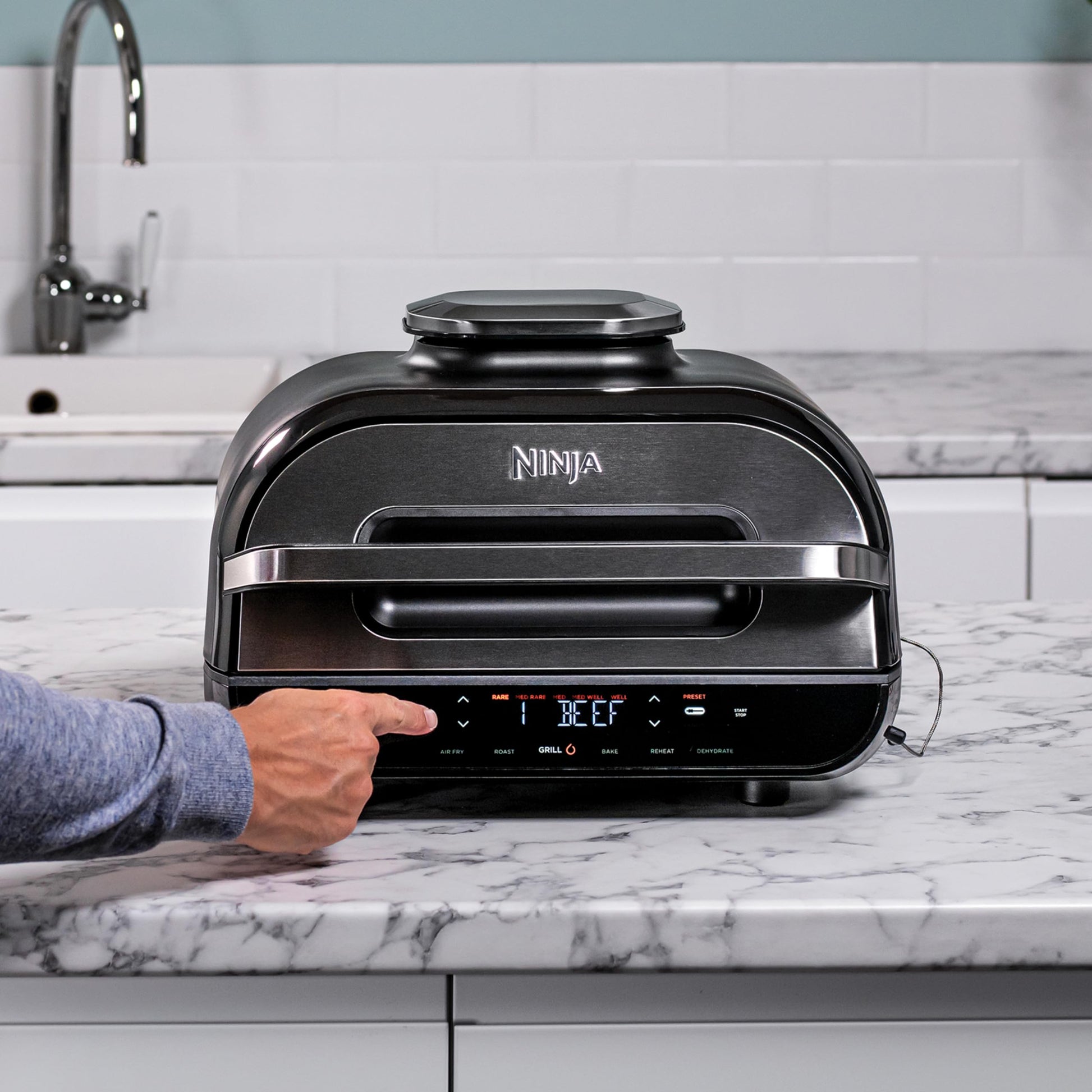 Ninja Foodi MAX Grill & Air Fryer avec Sonde de Cuisson Numérique, 5,7L, 6 Fonctions de Cuisson, Air Fry, Grille, Cuit, Rotis et bien plus, Pièces Lavables au Lave-vaisselle 2460W, Gris/Argent AG551EU